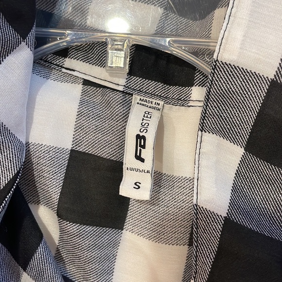 Never worn, sleeveless button up shirt. - Picture 3 of 4